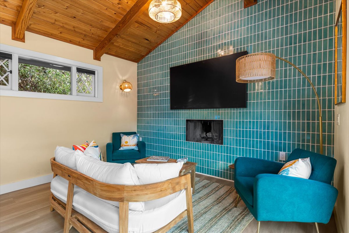 15-3333MiralomaDrSantaRosaCA95404DigitalTwinners15