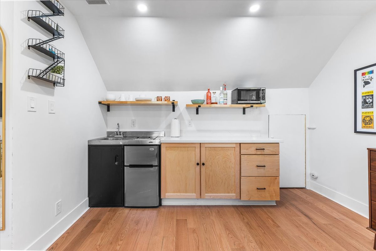 27-3333MiralomaDrSantaRosaCA95404DigitalTwinners27