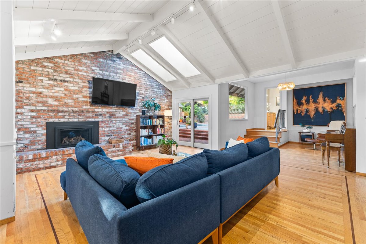 51-3333MiralomaDrSantaRosaCA95404DigitalTwinners51